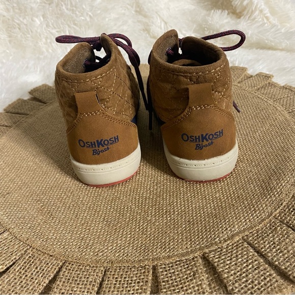 OshKosh B’gosh Boys Tarin Ankle Boots with durable traction and Duck Toe Size 1 - Picture 3 of 11